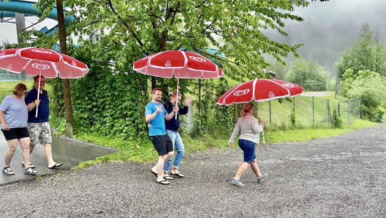 Wandergruppe "Wo ist die Bar"  mit Leasing Regenschirmen...vom Schwimmbad